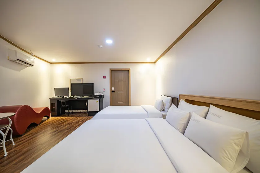 Gunsan L Hotel - Image 1
