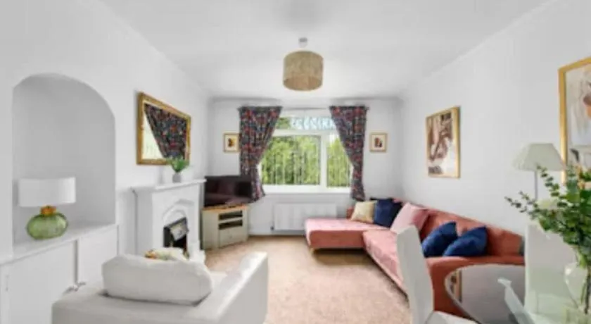 Grangeburn Residence - 2 bedroom home with parking - Image 1