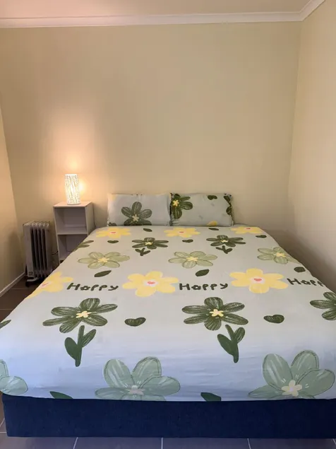 Beautiful room near shops 12 km to CBD and fast internet plus free parking - Image 1