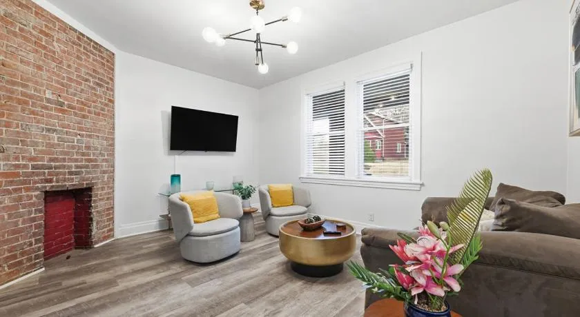 2 Bedroom Apt Stylish Modern And Convenient - Image 1