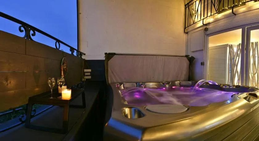 Le LOFT, MoonLOVE, Jacuzzi et sauna privatifs sur terrasse, 120m2 - Image 1