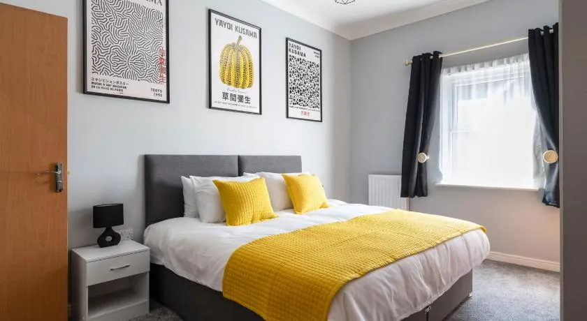 2BR 2BA Apartment - Emperor Beds - Free Parking - Near LGW Airport - Image 1