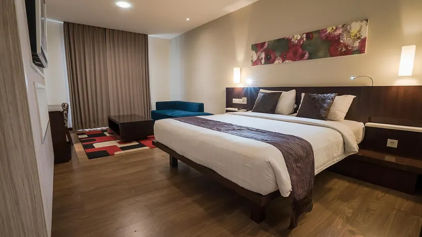 M - Regency Hotel - Image 1