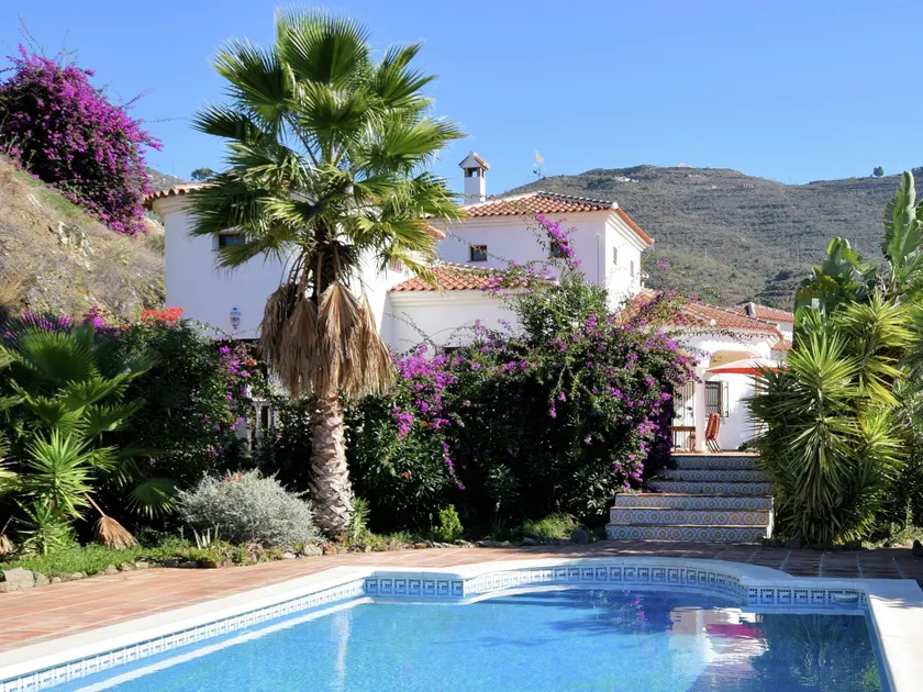 Comfortable luxury villa with private swimming pool - Image 1