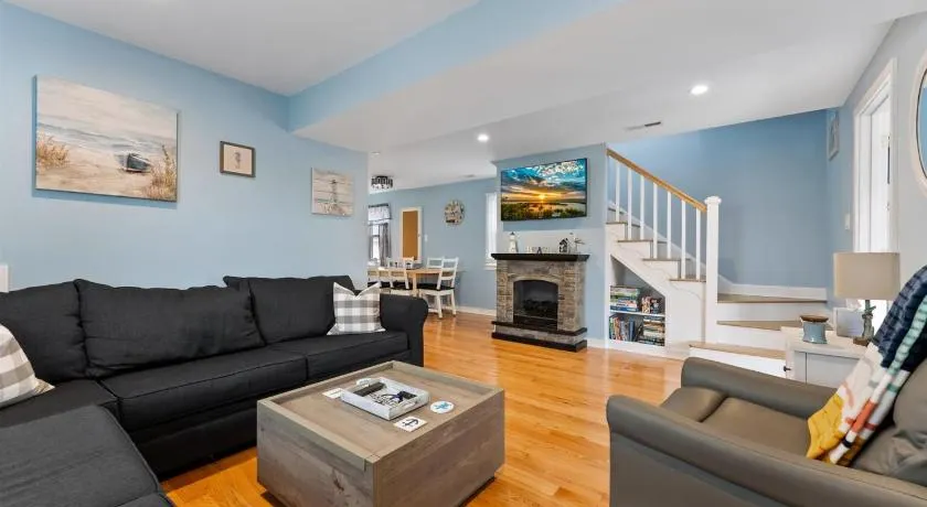 Renovated 4BR Home, 2 Blocks from the Beach! - Image 1