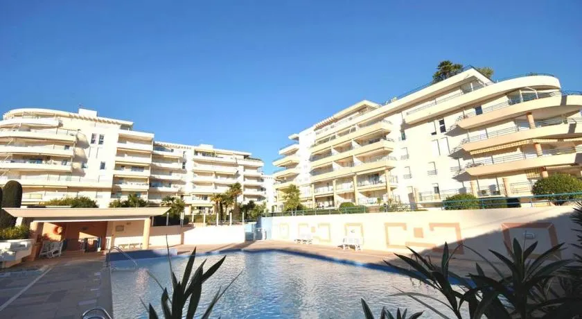 T2 climatisé à 5 minutes à pied de la plage avec parking, piscine et wifi - Image 1
