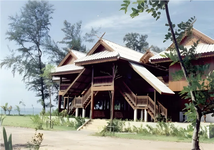 Ruen Thai Rim Haad - Image 1