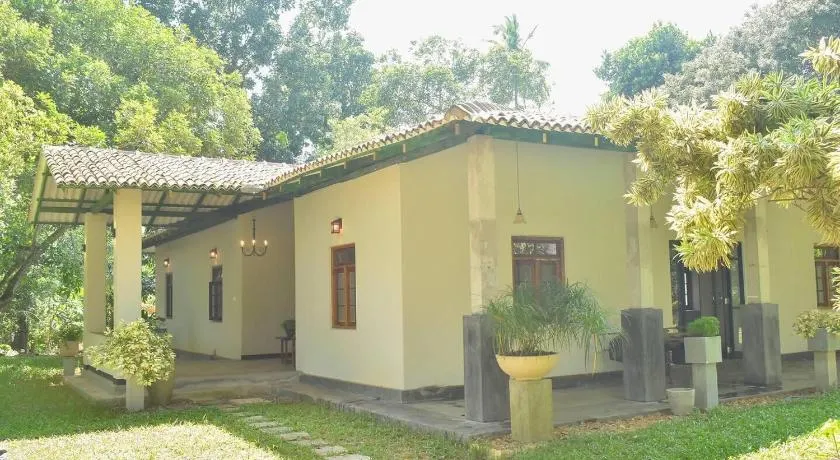 Charming & historical 3-Bed Bungalow in Hikkaduwa - Image 1