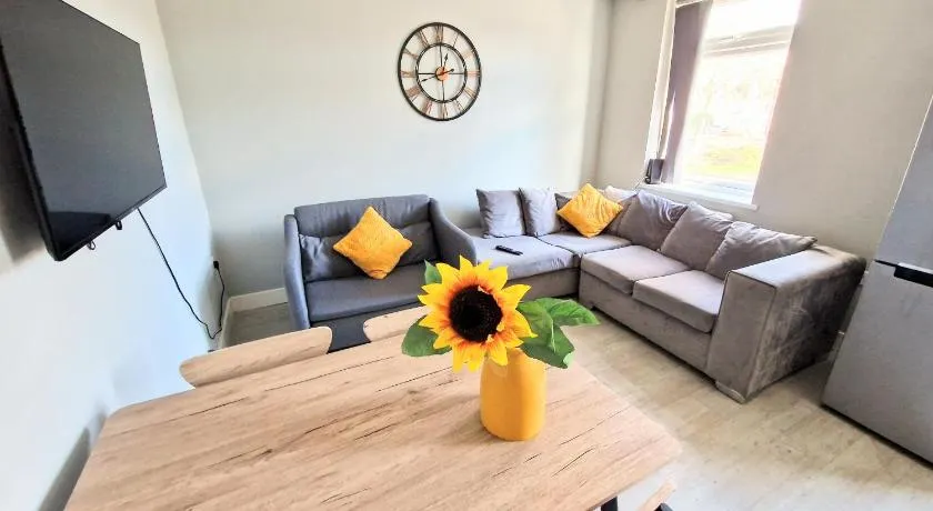 Central Reading Modern 3BR flat - Walk to station and high street - Image 1
