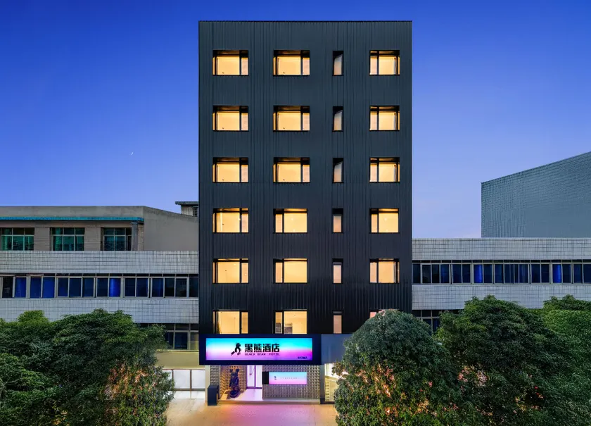 Black Bear Hotel (Street Garden Branch) - Image 1