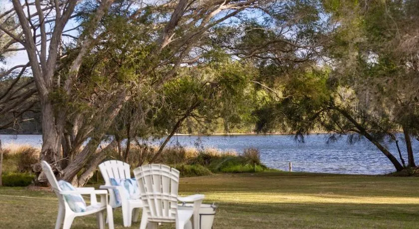Luxury Lakefront Hideaway - Image 1