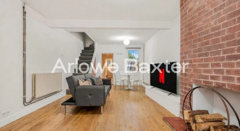 Homely 3-Bedroom Retreat with Garden & Living Room - Image 1