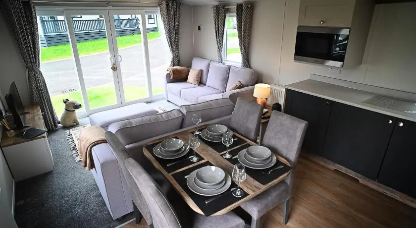 Hobbit - Cosy Holiday Lodge with Pool - Image 1