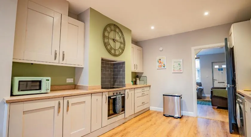 2 Bedroom Stylish Home In Central Worcester - Image 1
