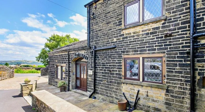 5 Bed in Halifax oc-96061 - Image 1