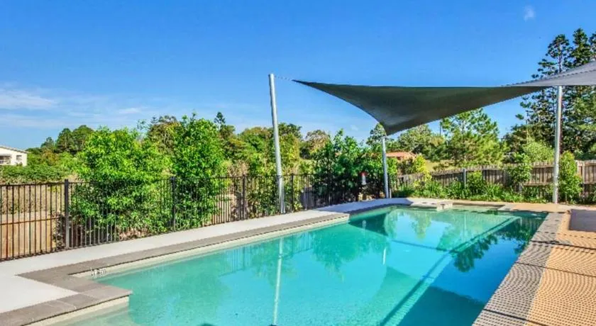 Homely Townhouse with Pool - Image 1