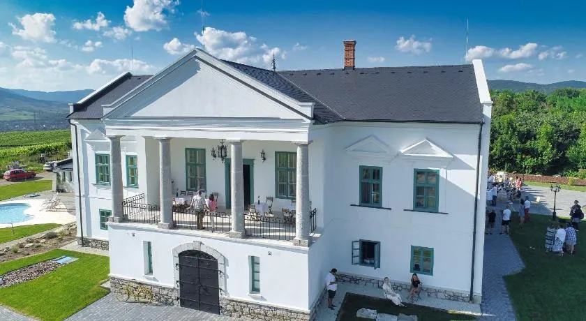 Kincsem Kastély - Image 1
