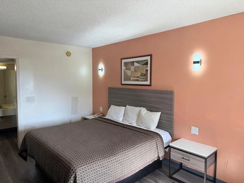 Express Inn -Rahway - Image 1