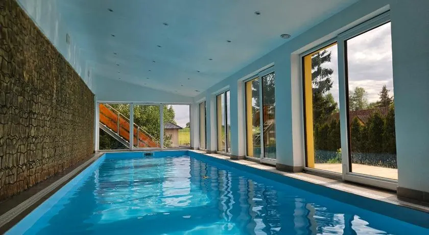 Vířivka a sauna na pokoji,nebo na vlastní terase - Farma u Příbrami - Image 1