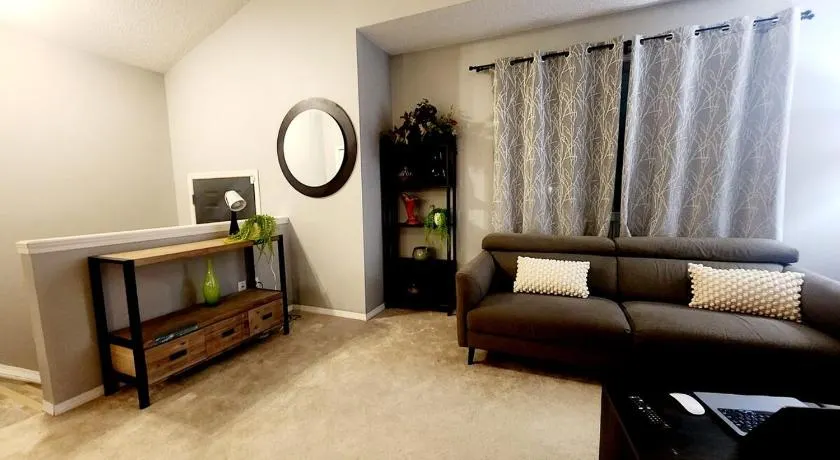 Edmonton Golden Horizon Homes 4BR 2BA Sleeps 10 - Image 1
