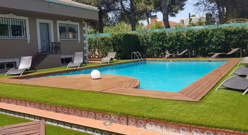 Espaciosa villa con piscina, ideal para relajarse en familia - Image 1