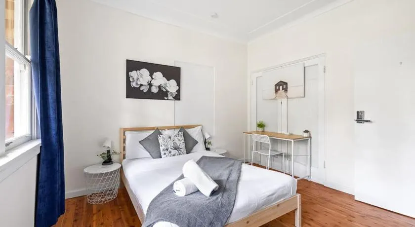 Stylish Double Room - Seconds to Transport & Shops - Shared Bathroom - Image 1
