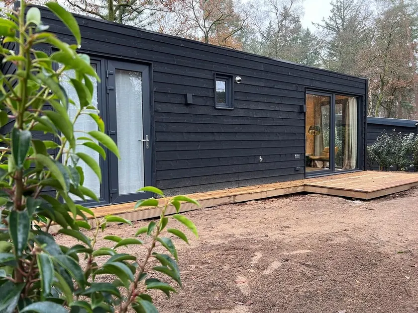 Houten tiny house omringd door natuur - Image 1