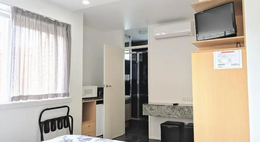 Entire Studio Apartment in St Kilda FREE PARKING WIFI BEACH WALK - Image 1