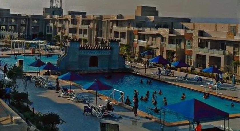 شاليه فندقي بحمام سباحه خاص داخل فندق ايليت ريزيدنس اند اكوا بارك - Image 1