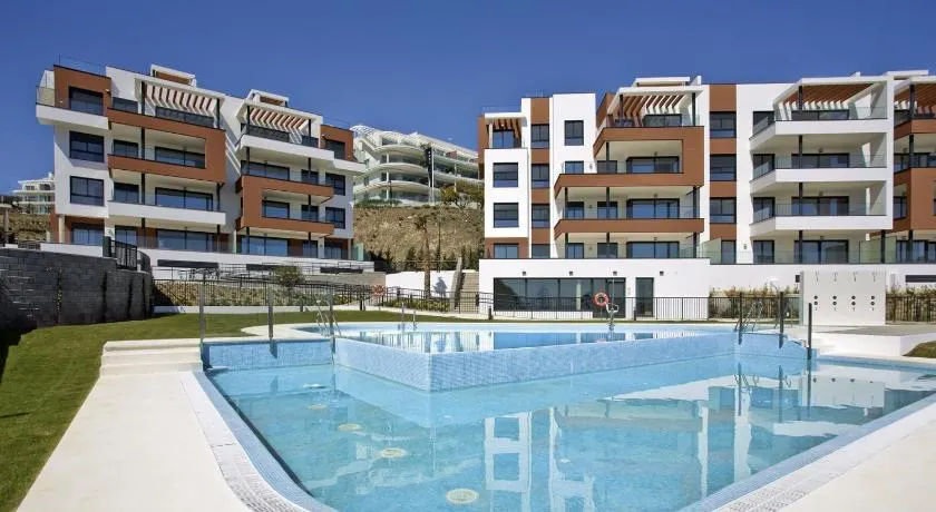 Appartement de vacances entièrement équipé avec internet haut débit, jardin et piscine | Vue plage | Plage à proximité - Image 1