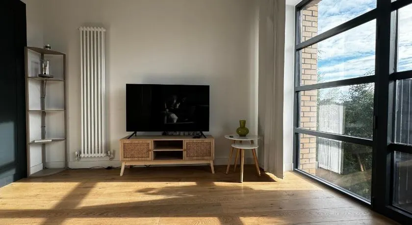 London City Island 1 Bedroom Luxury Apartments, Private Balcony - Image 1