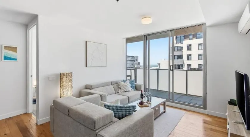 Port Melbourne 2BR Apt Coastal Views Walk to Beach - Image 1