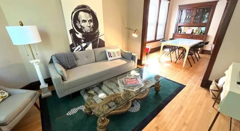 Irving Park updated vintage top unit 2-flat - Image 1