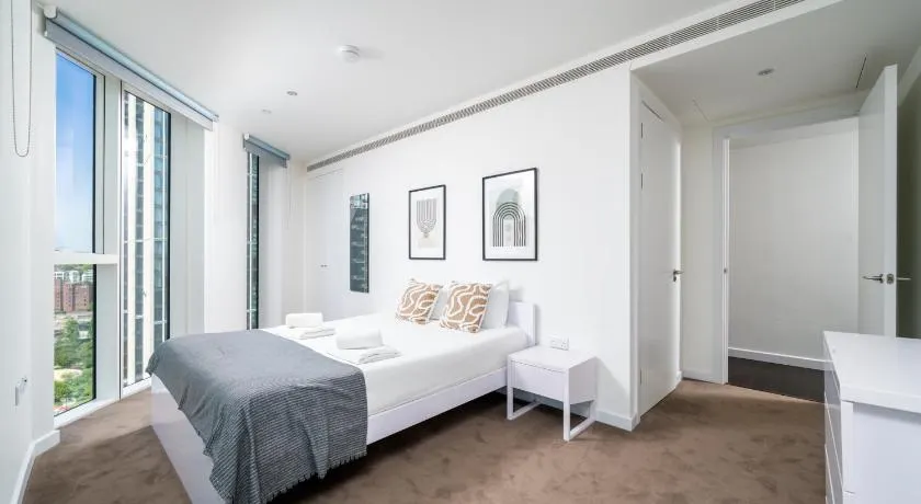 Luxury 2BR 2BA Central London Rooftop and Gym - Image 1