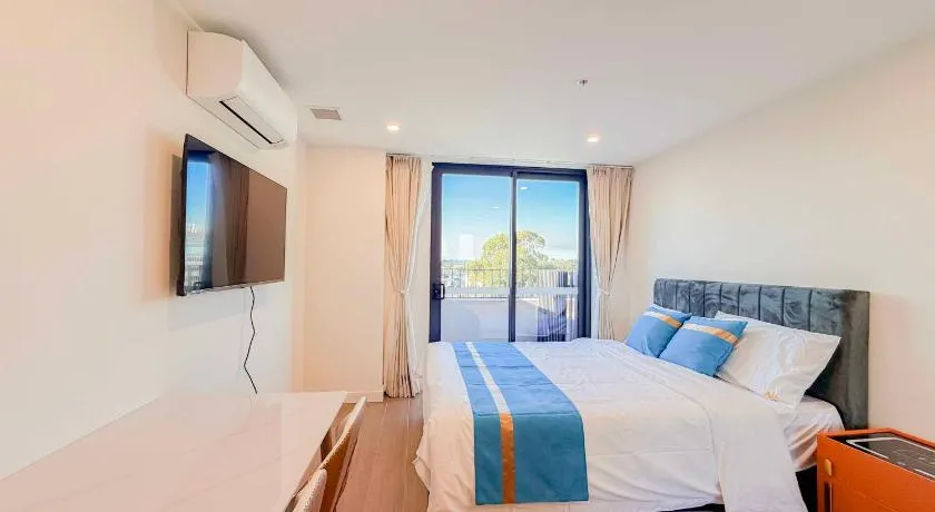 Auburn Studio, Entire Studio with Ensuite toilet and kitchen - Image 1