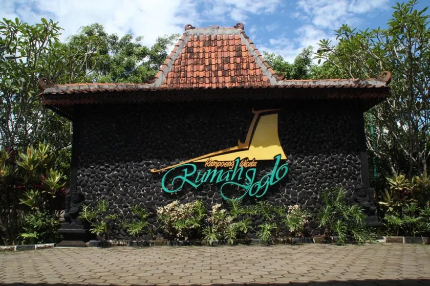 Kampoeng Wisata Rumah Joglo - Image 1