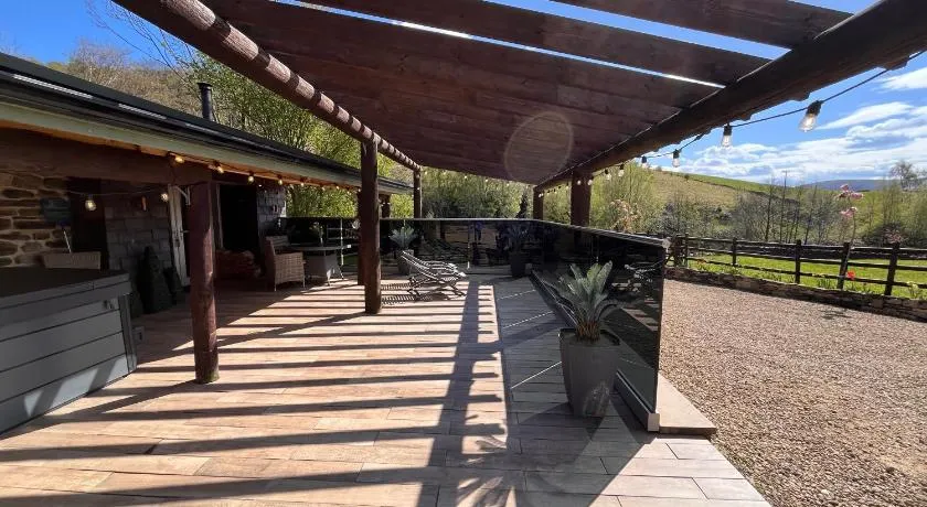 Tanyard Barn - Luxury Hot Tub & Secure Dog Field Included - Image 1