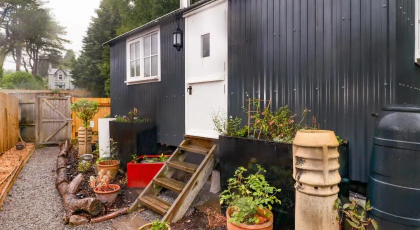 Kings Cwtch Shepherd's Hut - Image 1