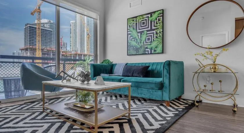Luxury 2BR with City Views on Biscayne Blvd - Image 1