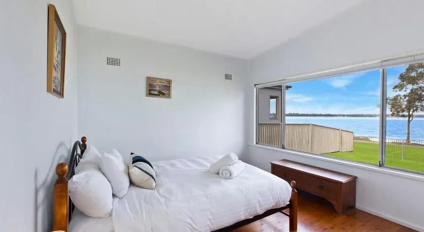 Lake Edge Cottage - - Image 1