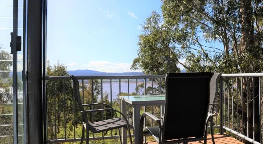 The Tamar Ridge Apartment 10 - King Suite Amazing River Views - Image 1