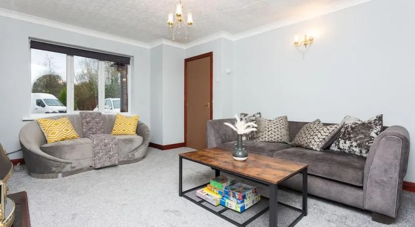 Preston 4 bedroom house near M55 & M6 - Image 1