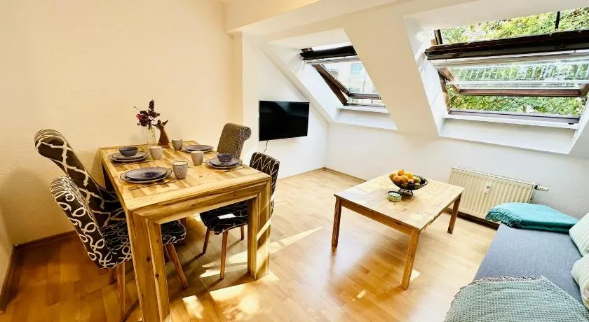 Trendige Dachgeschosswohnung in Connewitz - 3 Schlafbereiche - Platz für bis zu 5 Personen - tolle Lage und öffentliche Verkehrsmittel - Image 1