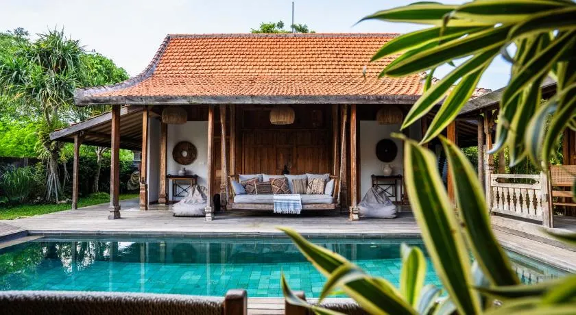 The Padang Pool Villa Sleeps 7 located in Jungle 5 mins from Uluwatu's Famous Beaches - Image 1