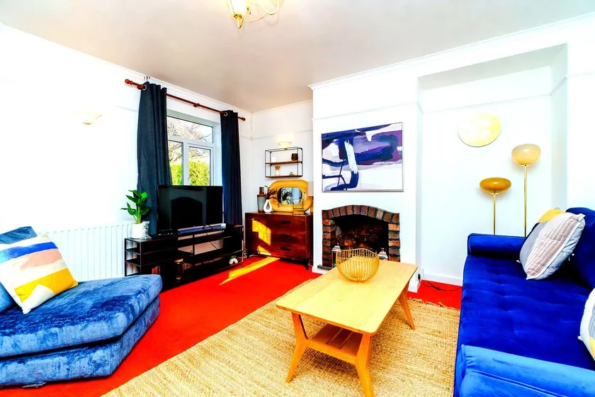 Spacious 4-Bed Home! WiFi ! Parking Great Location - Image 1