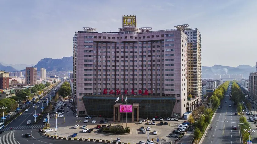 Junan Gloria Plaza Hotel - Image 1