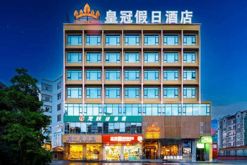 Crown Seminal Hotel - Image 1