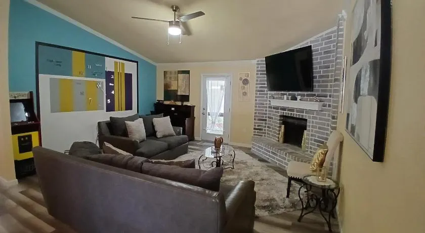 Modern Comfort Near Military Bases & Shopping – Walk to Parks & Lakes! - Image 1