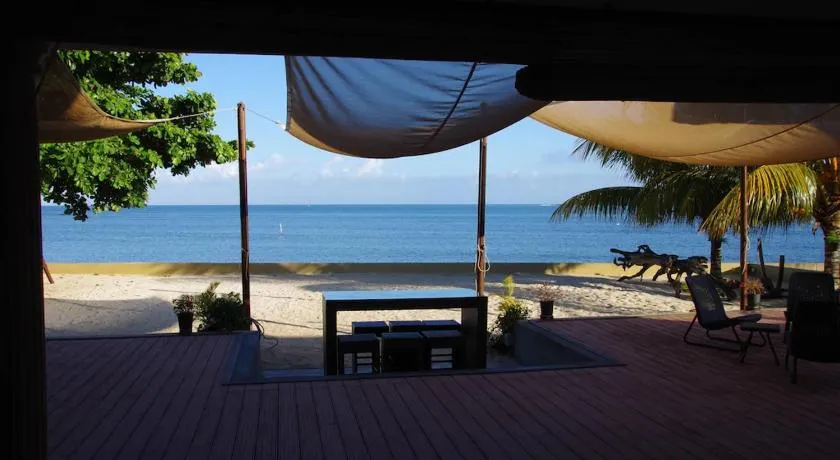 Belle villa , pieds dans l'eau avec piscine - Image 1