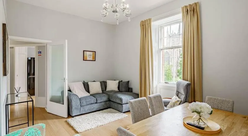 Spacious City Apt - Dunfermline - Image 1